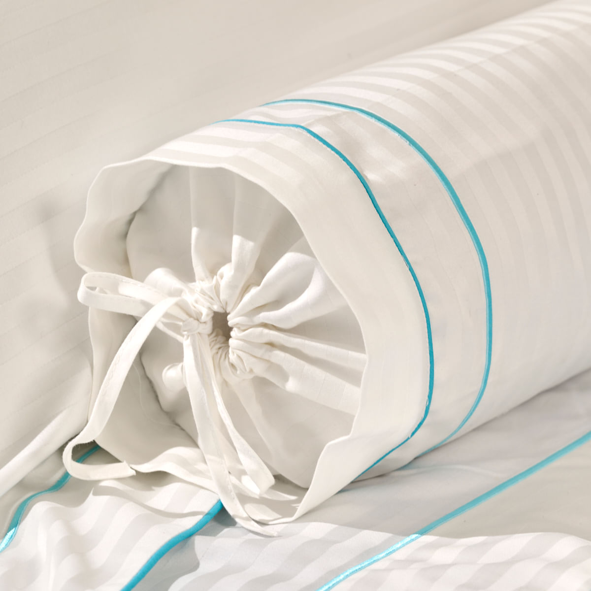 01 01 0354 Capa de Rolinho Plaza Maquinetdo Branco Azul Turquesa 50 x 1 004